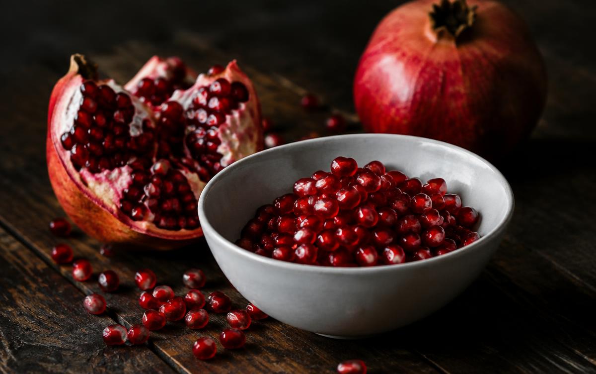 Pomegranates: Benefits, Juice vs Seeds and How to Open One Cleanly